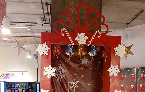 Transform your office with Christmas balloon decorations and themed decor! Page One Memories offers Christmas office decorating services in Gurgaon, Delhi, Noida, and Faridabad.